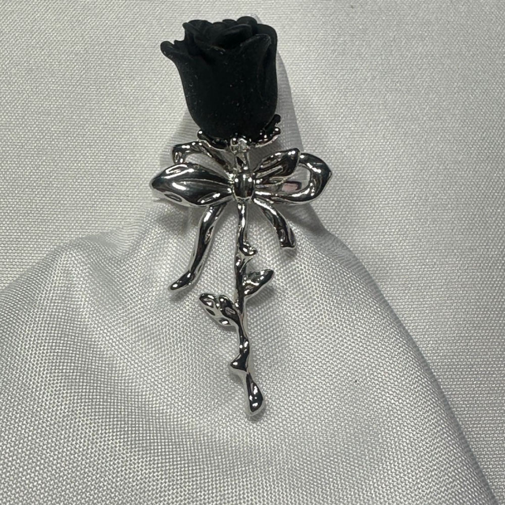 Anillo Ajustable Gótico Plateado con Rosa Negra - Imagen 6