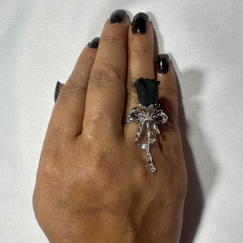 Anillo Ajustable Gótico Plateado con Rosa Negra - Imagen 5