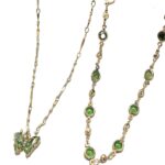 Collar doble diseño mariposa y piedras verdes