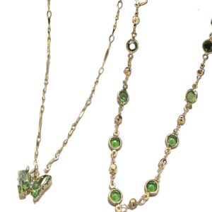 Collar doble diseño mariposa y piedras verdes